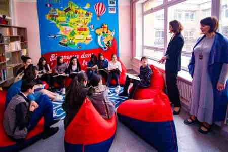 При содействии фонда «Степан Гишян» в Гюмри открылся класс по изучению французского языка, оснащенный современными техническими возможностями