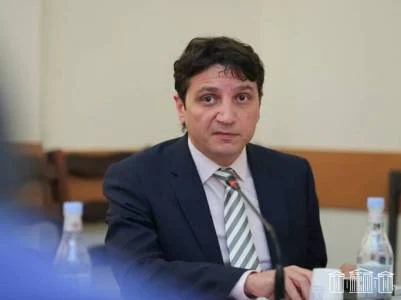 Глава Минфина РА с представителями АБР и ФАР обсудил фискальную политику и управление госдолгом