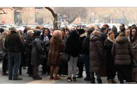 У здания Парламента представители МСБ проводят пассивный бунт: вопрос о налоговых изменениях обсуждают на заседании профильной комиссии