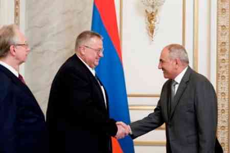 Пашинян и Оверчук обсудили повестку дня Армения-Россия