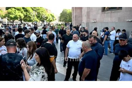 Армянские рыбоводы требуют от властей поддержки на фоне приостановления экспорта в Россию - акция перед правительством