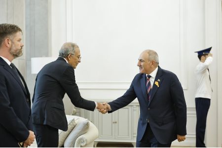 Премьер-министр РА провел встречу с лауреатом Нобелевской премии по экономике